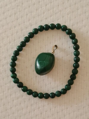 Malahitarmband med matchande hänge - Malahit är en sten som traditionellt förknippas med förändring, styrka och balans. Många bär den som en symbol för personlig utveckling, självförtroende och nya möjligheter. 💚 Naturlig malakit 💚 Armband på elastisk tråd 💚 Matchande hänge 💚 Varje sten har sitt eget unika mönster Ett vackert smyckeset för dig som uppskattar både naturens skönhet och stenarnas symbolik. 