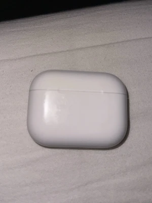 Apple AirPods Pro med laddningsetui - Säljer ett par Apple AirPods Pro 3 med vitt laddningsetui. Snygg och stilren design i blankt plastmaterial. Perfekta trådlösa hörlurar för musik, samtal och träning. Kompakt och smidig form som är lätt att ta med överallt. En månad gammal nästan oanvänd. 