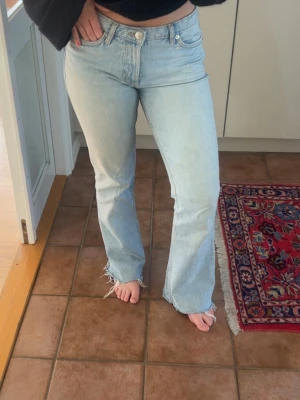 Ljusblå jeans - Ljusblå utsvängda jeans med låg midja från Zara. Sköna och har en så fin tvätt.  De är insydda så att de ska sitta tajtare i midjan (inte ha ett glapp i ryggen som många jeans har). Jag har även gjort hål på insidan av byxorna för att kunna dra åt extra i midjan, men det är ingenting som syns när man har de på. 