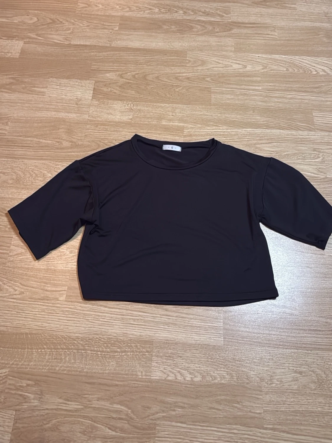 Svart croppad t-shirt