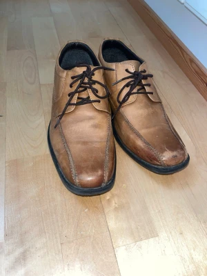 Juhlakengät 40 - Miesten ruskeat juhlakengät. Parit juhlat juhlittu, kärjissä ja sivuilla pientä kulumista. Koko 40. Pohjallisen pituus n 25.5cm. Eläintalous MMM Katsothan myös muut ilmoitukseni Tarjoa 