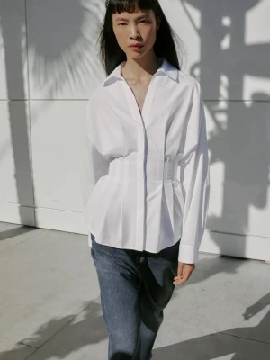 Vit figursydd blus med vidd - Snygg vit blus med markerad midja och vidd nertill. Blusen har lång ärm och djupare v-ringning framtill. Perfekt till jeans eller kjol för en trendig look🥰😊🫰helt ny, aldrig använd bara provad