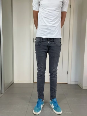 Replay Anbass Jeans  - Säljer nu dessa Replay Anbass Jeans, W27 o L30. Mått: ca 35 o 99 cm. skriv för fler bilder/frågor🙌🏼