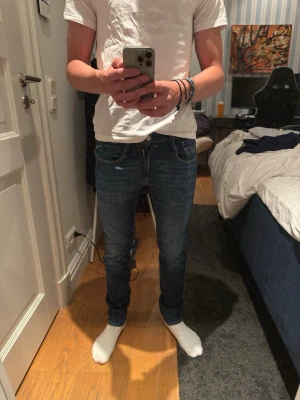 Blå slim fit replay jeans - Säljer ett par blå slim fit jeans i märke replay. Jeansen har låg midja och smal passform hela vägen ner. Perfekta för dig som gillar en modern och stilren look. Materialet är denim med stretch för extra komfort. Modell anbass, W28 / L 30