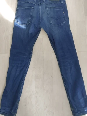 Replay slim fit jeans med bakfickor - (W30, L30Säljer ett par blå Replayslim fit jeans med klassiska bakfickor och snygga sömdetaljer. Jeansen har normal midja, bälteshällor och är tillverkade i ett mjukt denimtyg. Perfekta för en avslappnad och trendig look. Endast för 449kr. Priset kan ändra vid snabb köp. Om du har några funderingar Skriv svara så snabbt jag kan Mvh Jason