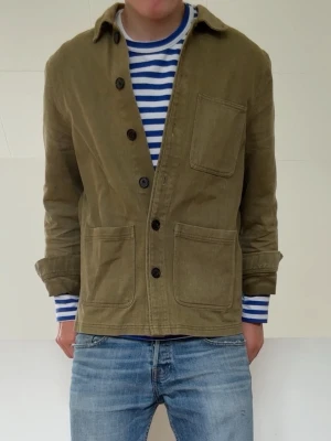 Olivgrön Overshirt  - Olivgrön Overshirt i strl M men sitter som en S! Bra skick utan nåra defekter och hör gärna av er vid frågor elr funderingar!!
