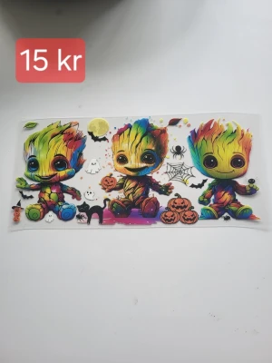 Wraps 16 oz - Jag har wraps i 16 oz. Me groot på. De e ett klistermärke som man tar bort baksidan på sätter de där man vill ha de och sen tar bort skyddet på framsidan oxå. De går dock inte att sätta de på kläder. 