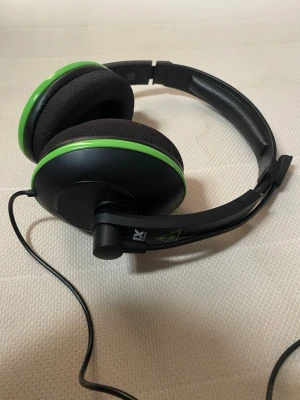 HyperX gamingheadset med mikrofon - Säljer ett HyperX gamingheadset med svart och grön design. Funkar perfekt som dem ska funkar perfekt för gaming.  Hämtad på plats falköping.