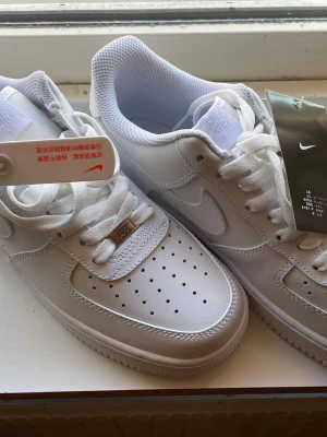Nike Air Force 1 vita sneakers - Helvita Nike Air Force 1 sneakers. Oanvända & fräscha. Inte äkta, men ser bra ut + kvalité.