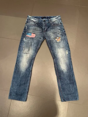 Jeans - Jätte snygga blåa jeans från Cipo & Baxx med schyssta detaljer på och som är i riktigt bra skick! Storlek: W31 L34