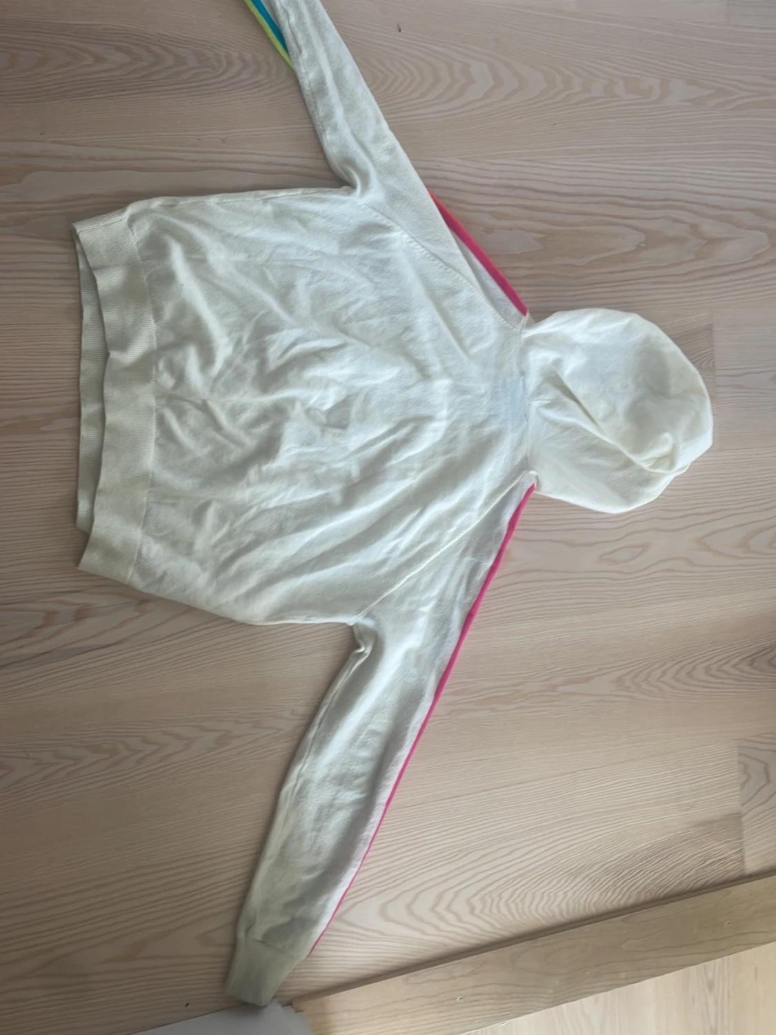 Vit hoodie med regnbågsränder - 1