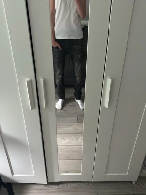 Svarta/mörgrå Replay jeans  - Säljer ett par svarta/mörkgrå jeans från Replay med snygga slitningar. Extremt sköna och passar perfekt för en stilren outfit. De är använda ett fåtal gånger. Köpte för 1300kr. Pris kan diskuteras vid snabb affär. Tveka inte att skriva vid minsta fråga🙌🙌🙌 