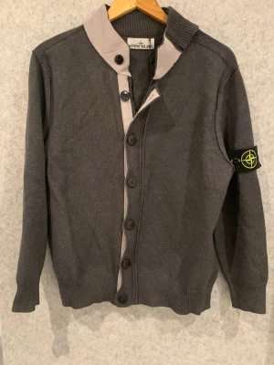 Stone Island Cardigan Mörkgrå - Tjena säljer denna skitsnygga Cardigan från stone island, står M på den men passar S. Har både dragkedja och knappar, tröjan är i utmärkt skick, jävligt snygg, skriv gärna vid intresse! 