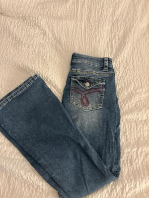 Gina tricot Bootcut  - Säljer Gina tricot jeans i storlek 170, helt nyskick endast använda 1 gång, går att diskutera pris vid snabb affär