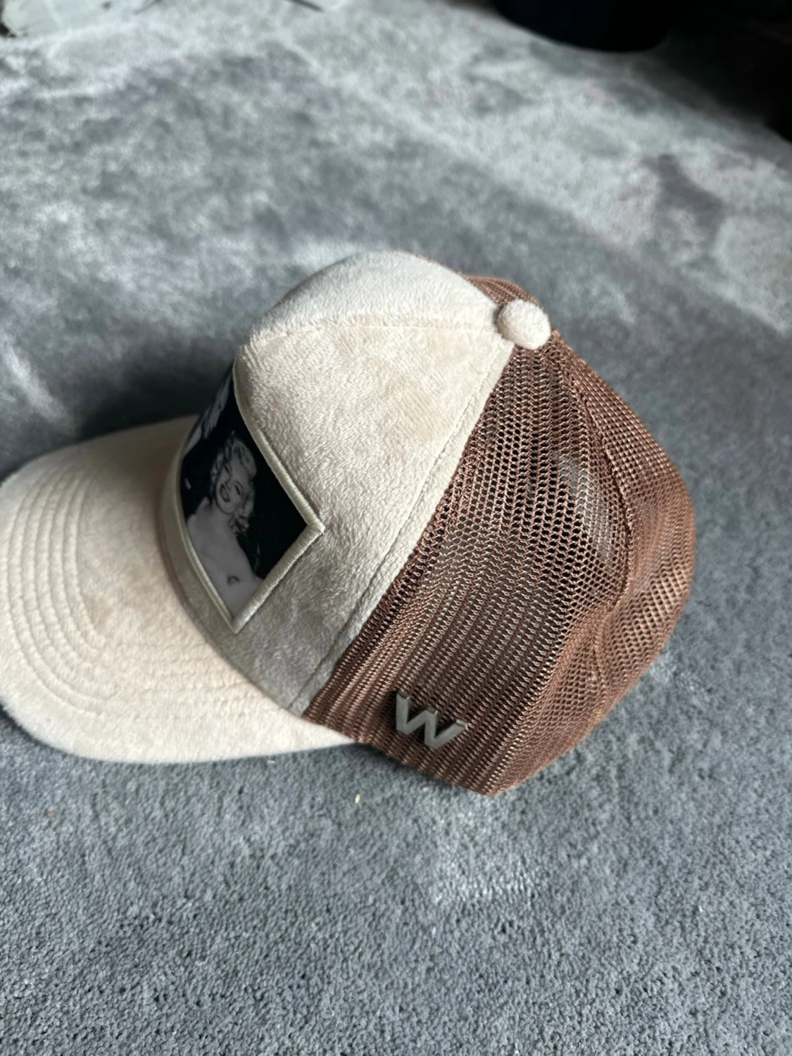 Beige och brun truckerkeps med tryck