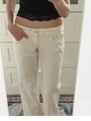 Vida vita jeans med låg midja - Säljer ett par vita jeans med låg midja och raka, vida ben.  Helt nya och använda endast tre gånger. Säljer pågrund av att dem är för korta på mig.💗
