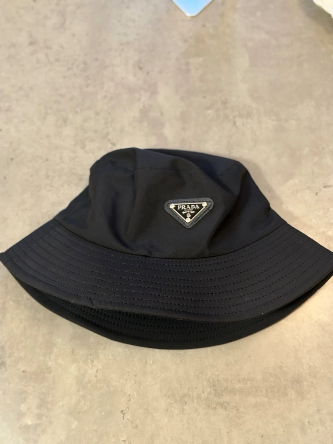 Svart bucket hat från Prada