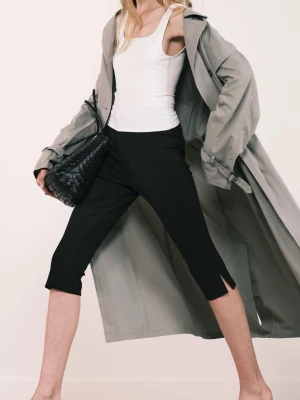 Svarta capri leggings med slits, finns i både xss och xs.32/34 - Snygga svarta leggings i caprimodell med slits framtill vid bensluten. Stretchigt material som sitter tight och bekvämt. Perfekta till en oversized skjorta eller trenchcoat för en trendig look. Helt oanvänd med prislapp.