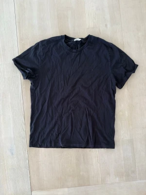Blå basic t-shirt i bomull - En enkel svart t-shirt med rund hals och korta ärmar. Tillverkad i mjuk bomull och har en klassisk passform som funkar till det mesta. Perfekt basplagg för garderoben.