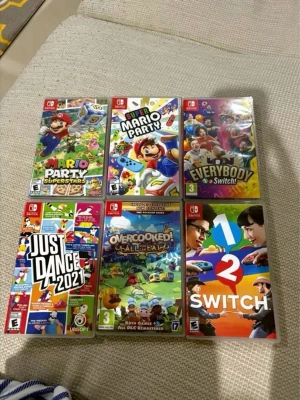 Nintendo Switch spelpaket, 6 titlar - Säljer ett paket med sex Nintendo Switch-spel: Mario Party Superstars, Super Mario Party, Everybody 1-2-Switch!, Just Dance 2021, Overcooked! All You Can Eat och 1-2-Switch. Färgglada fodral och roliga partyspel för alla som gillar multiplayer och dans.