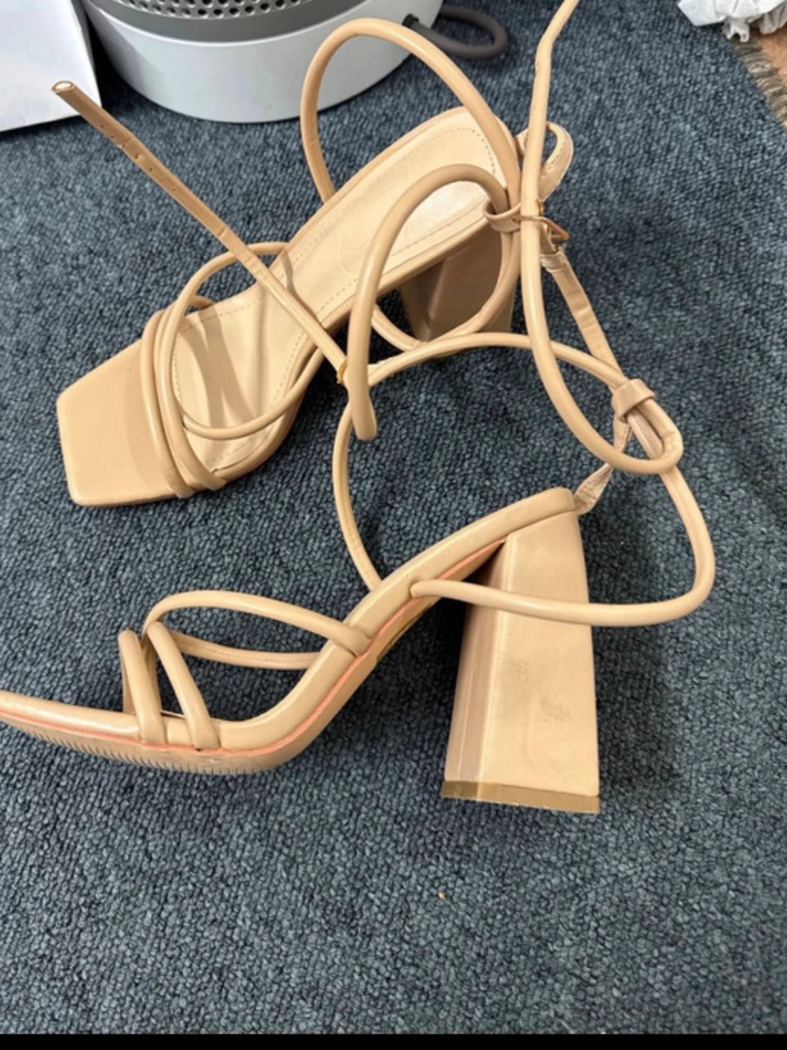 Beige sandaletter med blockklack - 1
