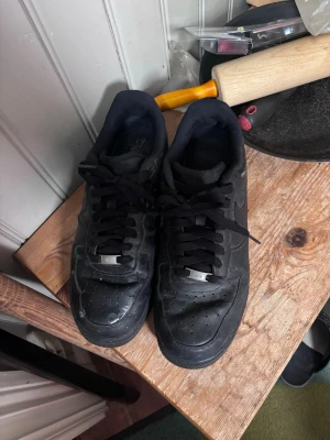 Svarta Nike Air Force 1 sneakers - Klassiska helsvarta Nike Air Force 1 , ej använda mycket. Enda dåliga är lite färgstänk på höger skon, tvättas självklart innan försäljning. Mvh August 