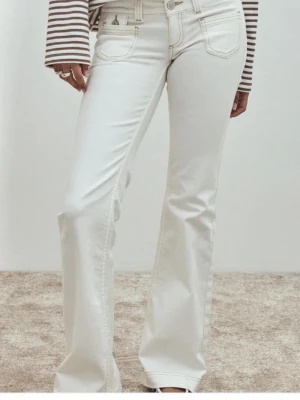 Vita Nelly jeans - Säljer ett par vita bootcut jeans från Nelly i storleken 36💕💕💕knappt andvända
