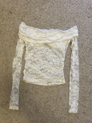 Spetstopp offshoulder -  Köpte här på Plick men aldrig använt. 