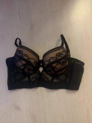 Svart spets-bh från Hunkemöller - Snygg svart bh från Hunkemöller aldrig använd 