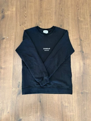 Svart sweatshirt från Dondup - En hoodie från dondup. Den är i storlek xs.Den har ingen synliga märken eller fläckar.Dens ny pris är 5000kr 