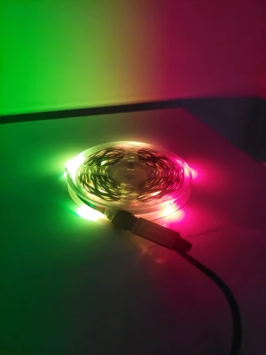15 m RGB LED-list med USB-kontakt - 15meter Säljer en flexibel RGB LED-list på rulle som kopplas in via USB. Lysdioderna kan skifta mellan flera färger som rött, grönt och rosa. Perfekt för att skapa stämningsbelysning i rummet eller bakom TV:n. Listen är gjord av plast och har en slimmad design.