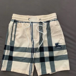 Burberry shorts - Snygga shorts i storlek M skriv vid funderingar.