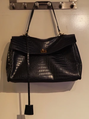 🖤 Black Croc-Embossed Rodeo Bag ✨ - 🖤 This beautiful black bag features a croc-embossed finish with gold-tone hardware, giving it a sophisticated look that works just as well for everyday outfits as for dinners or evenings out.  The croc embossing looks elegant and the gold hardware gives it a nice contrast against the black. It has that effortless "throw everything in and go" vibe. 🖤✨