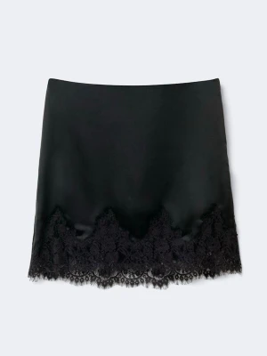 Svart satin kjol med spetskant - Stilren svart kortkjol i satin med dekorativ spetskant nedtill. Kjolen har en rak passform och ger en elegant look med sin glansiga yta och fina spetsdetaljer. Perfekt för dig som gillar en chic och trendig stil.