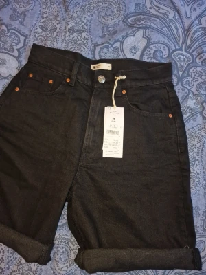Svarta denimshorts från Gina Tricot - Högmidjade shorts från Gina. Perfekta för sommaren och enkla att matcha med olika stilar 🖤