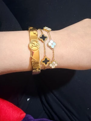 Elegant armband i guldpläterat rostfritt stål. - Elegant armband i guldpläterat rostfritt stål. Perfekt för dig som gillar lyxiga accessoarer med unik design.
