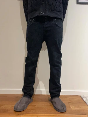 Nudie Jeans  - Ett par fina jeans från Nudie Jeans & Co! De är i ett bra skick förutom att de har slitningar på vissa ställen vilket jag själv tycker ger jeansen karaktär. De är i storlek W33 & L32 och i modellen Grim Tim!  Skriv om du har fler frågor eller om du är i behov av fler bilder, priset är inte hugget i sten och kan diskuteras!