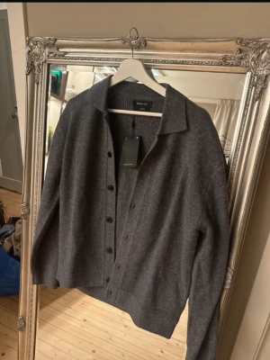 Grå kofta - Grå stickad kofta från Massimo Dutti i storlek M. Aldrig använd och prislappen finns kvar. Säljer för 500kr+ frakt