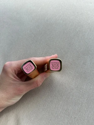 L’Oréal läppstift 303 - Så fint läppstift från Loreal i den eftertraktade färgen 303. Bägge två är plomberade och obrutna☺️