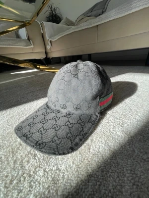Grå keps från Gucci med monogram - Säljer en svart  keps från Gucci. Äkta, pris kan även diskuteras vid snabbaffär 😊