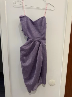 ASOS glittrig klänning  - Perfekt för cocktail, party eller födelsedagsfest! Oanvänd!   Storlek S  -Snabb leverans 🚚(skickas samma dag) 