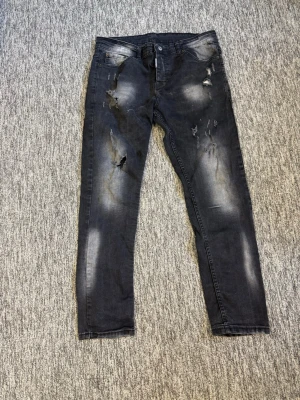 Svarta Dsquared2 jeans - Riktiga Dsquared jeans! Finns en qrkod som bevis •Samma storlek som dem andra xxl.                              •Pris kan diskuteras 
