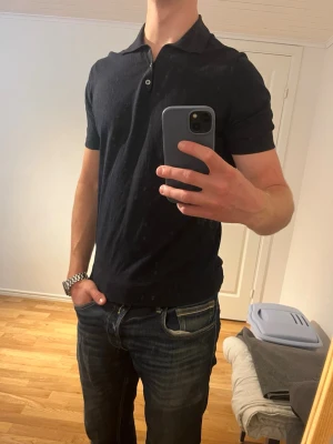 Mörkblå Massimo Dutti pike  -  Säljer denna sjukt snygga piken från Massimo Dutti⭐️ Färgen är mörkblå och storleken är M✅ Den har inga defekter och skicket är utomordentligt🙌🤝 Sjukt najs passform och passar perfekt till sommaren☀️🙌 Tveka inte på att höra av er dig vid minsta fråga eller fundering😊
