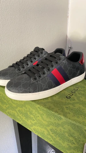 Gucci ace  - Säljer nu mina riktigt feta Gucci ace skor i storlek 41 | 10/10 skick, nästan helt nya | säljer på grund av att dem tyvär är lite små | skriv vid frågor eller intresse!