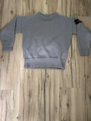 Stickad stone island tröja - Stickad grå stone island tröja som är helt ny!