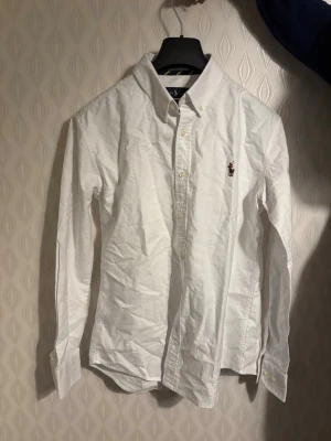 Vit skjorta, Polo Ralph Lauren.  - Tajt i armar, passar mer som small.