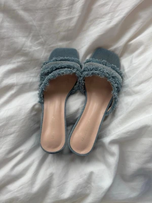 Klackar i denim - skitsnygga klackar i jeanstyg köpta från sofia wisdams sellpy sida! i fint skick, storlek 38. 💓