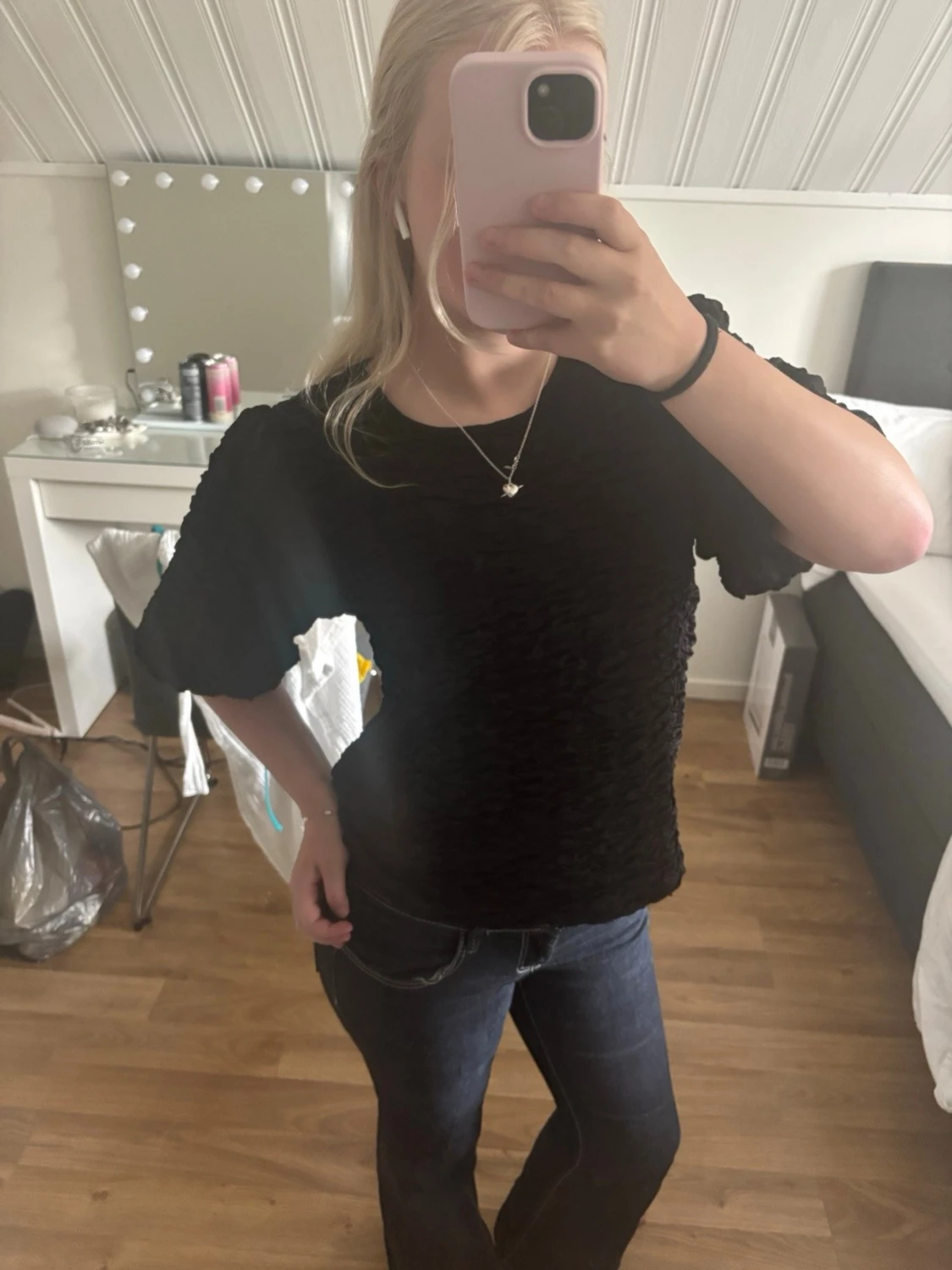 Svart puffärmad topp med struktur