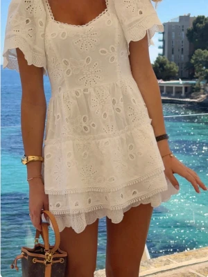 Lace dress från meet me there - super fin klänning från meet me there, köpte den men den var tyvärr för stor i ärmarna, storlek s/m med prislapp💗skriv för fler bilder eller bilder på den i verkligheten. 