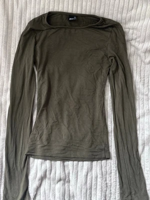  soft touch topp från  Gina Tricot - Säljer denna olivgröna soft touch topp från Gina Tricot. Toppen har en rund halsringning och är figurnära i modellen. Storlek xxs, använd max två gånger. 